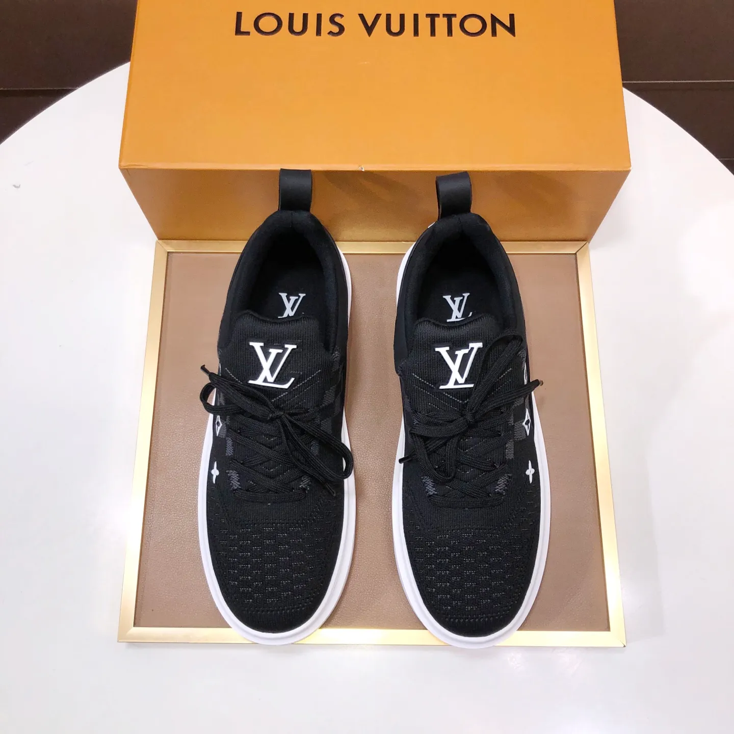 Men's men's shoes 💰640💰Original development, quality shipping, welcome to compare - LV sneaker series sports shoes introduce the loose silhouette of the ready-to-wear series into the spring and summer men's wear shows and make an eye-catching appearance. The cow leather upper is combined with rough fabric laces, and colorful beading highlights the brand's classic elements. LV letters mark the tongue and Monogram floral outsole. Mixed materials Made of top-grain cowhide, thick shoelace design, large Monogram print on the side, mesh lining and cotton feet, the comfort is as extreme as ever, premium heritage, quality first, worth owning! Size: Men’s 38-45 (45 is custom-made and cannot be returned or exchanged)